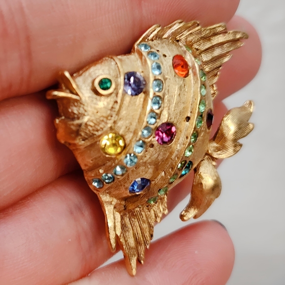 Vintage Butler and Wilson Multi color Crystal Pave Gold tone Fish Brooch Pin - Picture 9 of 10